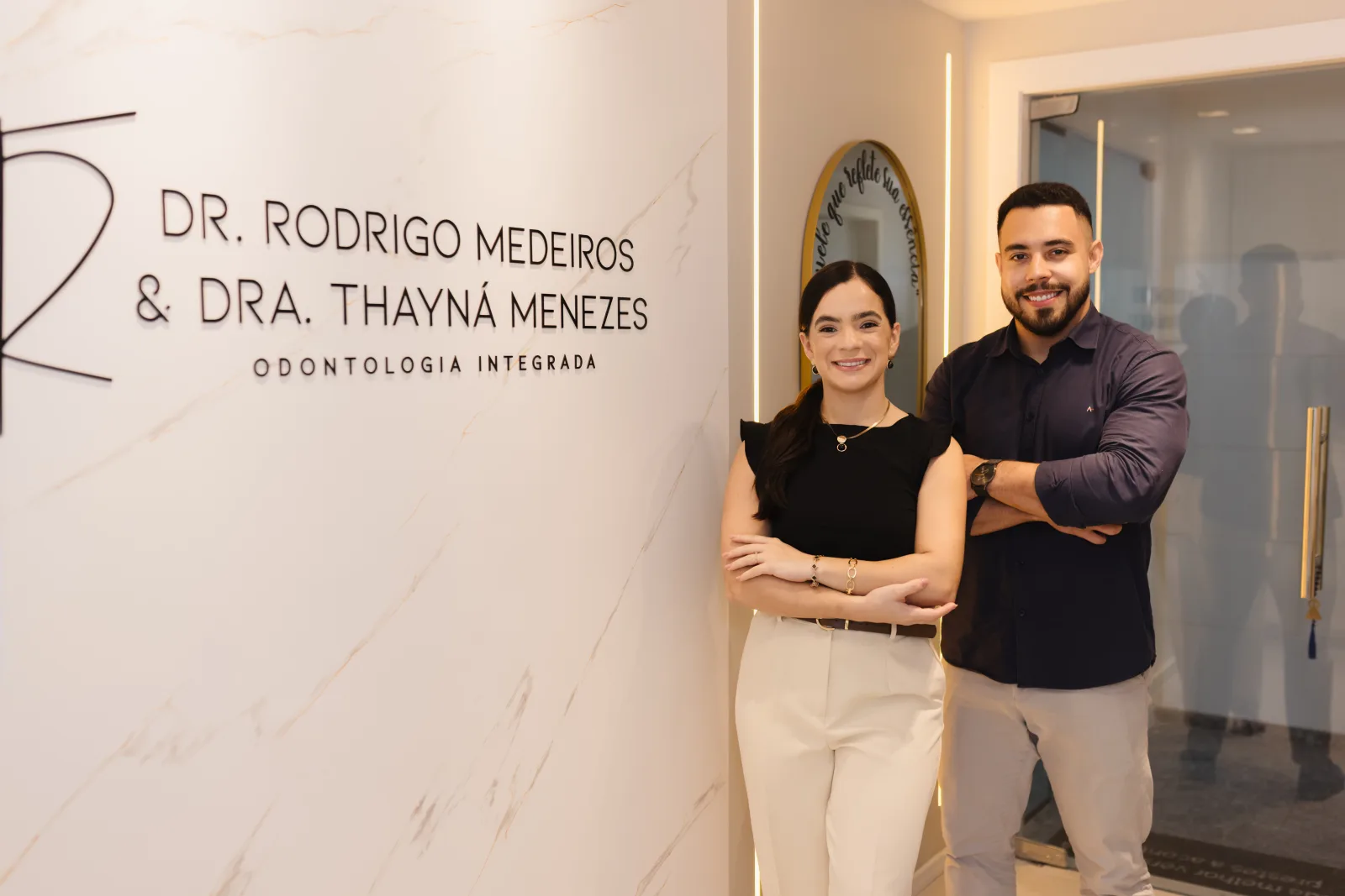 Dra. Thayná Menezes e Dr. Rodrigo Medeiros no consultório